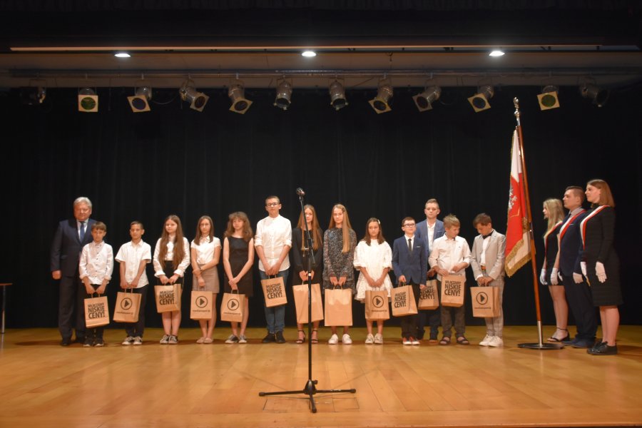 Nagrody Burmistrza Chełmka przyznane uczniom Samorządowego Zespołu Szkolno-Przedszkolnego nr 2 w Chełmku.