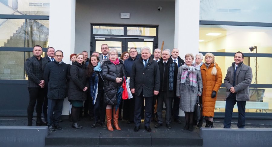 Wspólne zdjęcie Burmistrza Chełmka wraz z Radnymi Rady Miejskiej w Chełmku przed budynkiem dworca kolejowego w Chełmku.