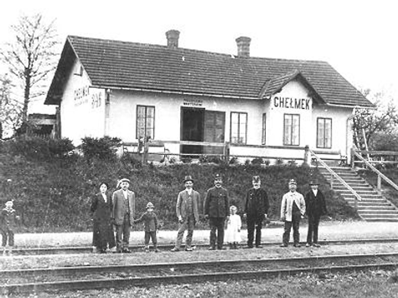 Zdjęcie przedstawiające dworzec kolejowy w Chełmku w 1912 roku.