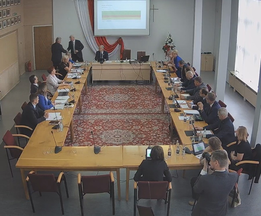 Przewodniczący Rady Miejskiej w Chełmku Pan Marek Palka gratuluje Burmistrzowi Chełmka Andrzejowi Saternusowi udzielonego jednogłośnie absolutorium tytułu wykonania budżetu za 2021 r.