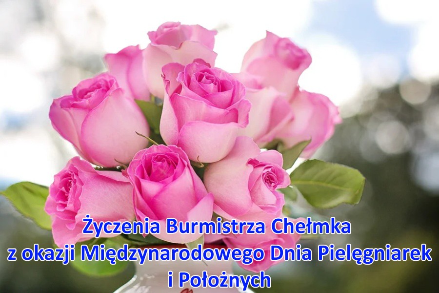 Zdjęcie przedstawiające bukiet róż w wazonie z napisem: Życzenia Burmistrza Chełmka z okazji Międzynarodowego Dnia Pielęgniarek i Położnych