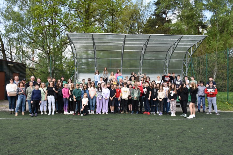 Zdjęcie przedstawiające uczestników na zakończnie akcji Posprzątaj z nami Małopolskę.