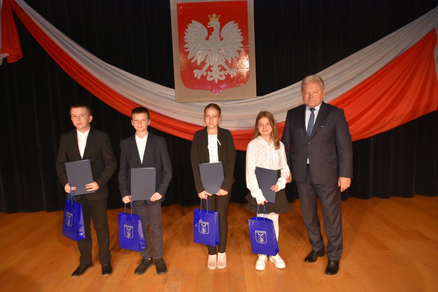 Stypendia Burmistrza za wyniki w nauce uczniowie SZS Bobrek