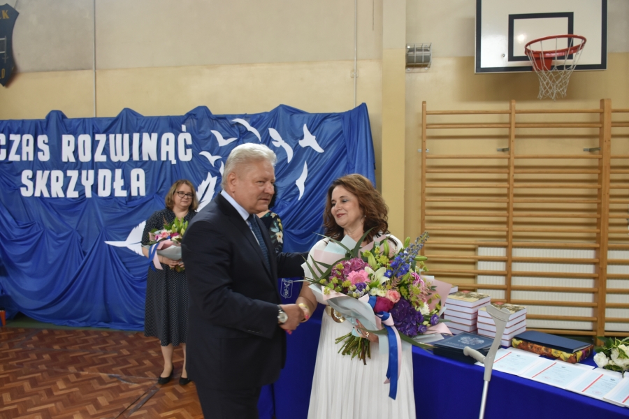 Pani Lucyna Kuligowska odbierająca podziękowania z rąk Burmistrza Chełmka.