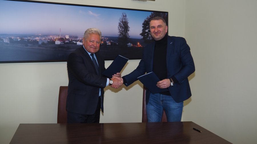 Burmistrz Chełmka Andrzej Saternus i Pan Jarosław Wójcik podczas podpisywania umowy na realizację robót budowlanych.