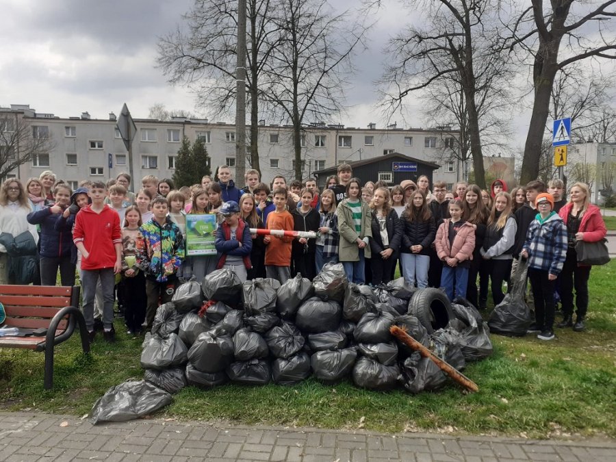 Sprzątanie terenów zielonych na obszarze gminy Chełmek w ramach akcji "Posprzątaj z nami Małopolskę! 2023".