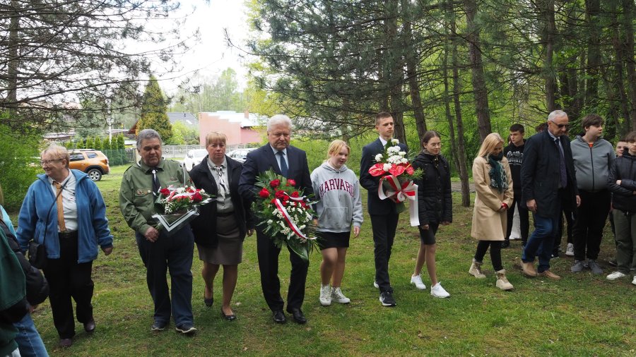 Burmistrz Chełmka Andrzej Saternus wraz z przedstawicielami harcerstwa i uczniami składający kwiaty pod pomnikiem Ofiar Faszyzmu z okazji 78. rocznicy zakończenia II Wojny Światowej.
