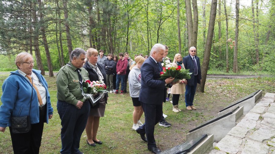 Burmistrz Chełmka Andrzej Saternus wraz z przedstawicielami harcerstwa i uczniami składający kwiaty pod pomnikiem Ofiar Faszyzmu z okazji 78. rocznicy zakończenia II Wojny Światowej.