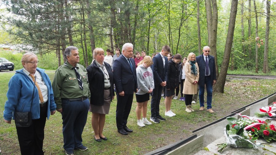 Burmistrz Chełmka Andrzej Saternus wraz z przedstawicielami harcerstwa i uczniami przed pomnikiem Ofiar Faszyzmu z okazji 78. rocznicy zakończenia II Wojny Światowej.