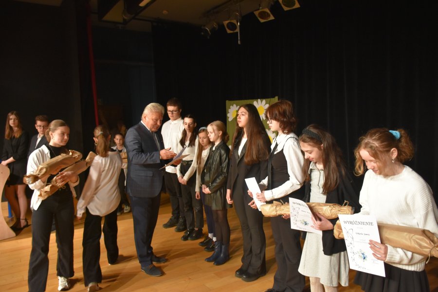 Wręczanie wyróżnień przez Burmistrza Chełmka nagrodzonym uczniom w Gminnym Konkursie Ekologicznym.