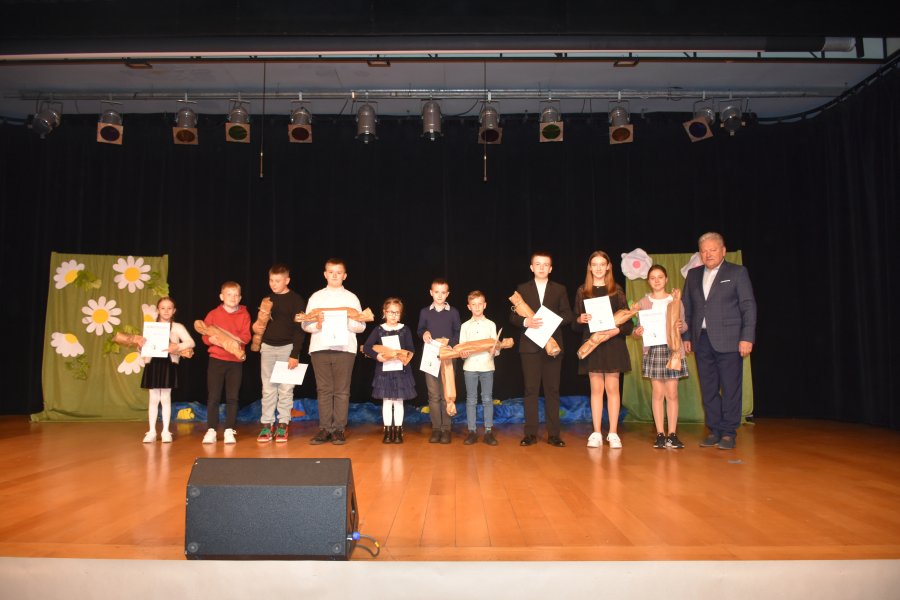 Uczniowie nagrodzeni w Gminnym Konkursie Ekologicznym z Samorządowego Zespołu Szkół im. kard. A. S. Sapiehy w Bobrku.