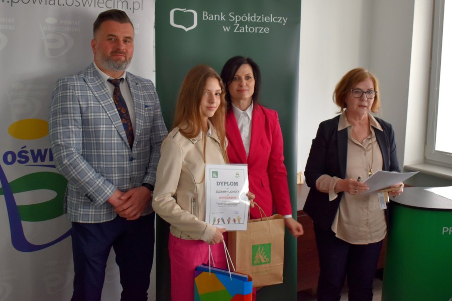 Wicestarosta wraz Prezesem Banku Spółdzielczego w Zatorze oraz Kierownikiem Placówki Terenowej KRUS w Oświęcimiu wręczają dyplom i nagrodę Zuzannie Lichocie z SZS w Bobrku.
