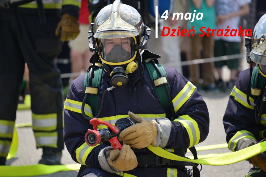 Zdjecie przedstawiające strażaka z napisem w prawym górnym narożniku: 4 maja Dzień Strażaka.
