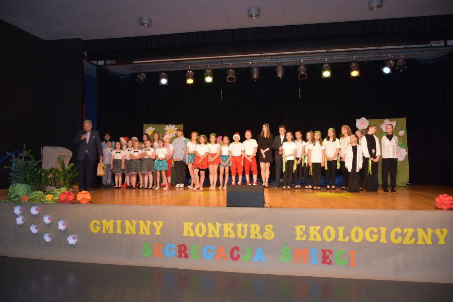 Uczniowie biorący udział w występie artystycznym w ramach Gminnego Konkursu Ekologicznego w Chełmku.