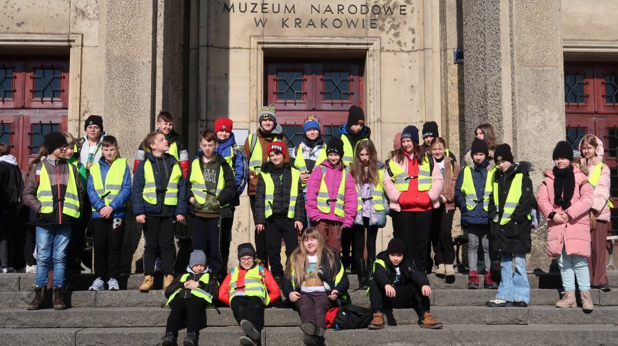 Uczniowie klasy 5a z Samorządowego Zespołu Szkół nr 1 im. Adama Mickiewicza w Chełmku podczas wycieczki do Muzeum Narodowego w Krakowie.