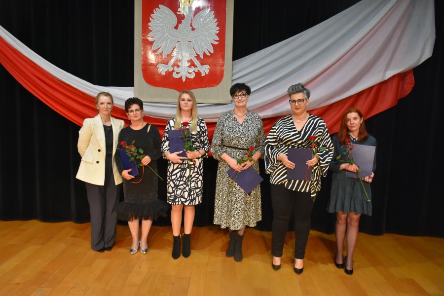 Nauczyciele z Samorządowego Zespołu Szkół nr 1 w Chełmku, którzy otrzymali nagrody Dyrektora Szkoły.