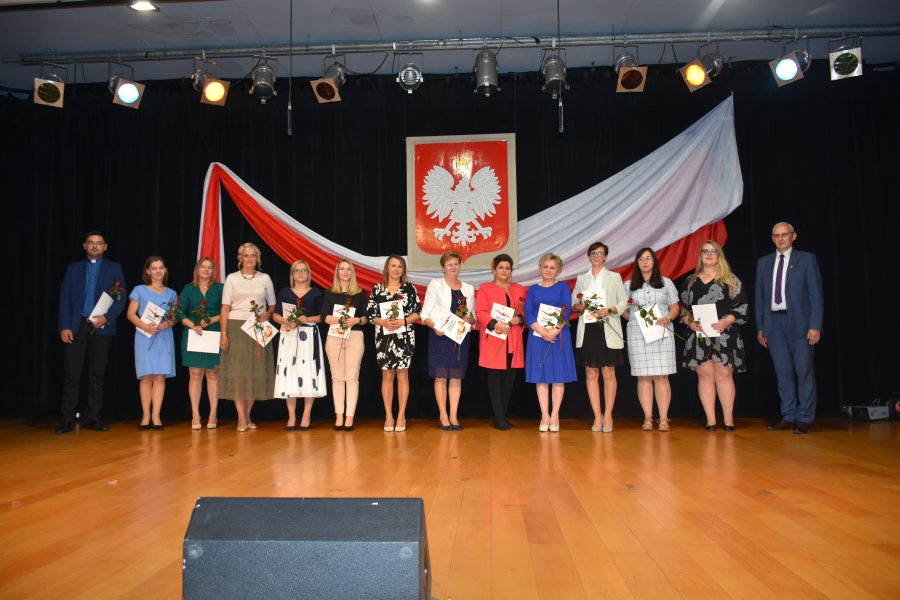 Nauczyciele z Samorządowego Zespołu Szkolno- Przedszkolnego nr 2 w Chełmku, którzy otrzymali nagrody Dyrektora Szkoły.