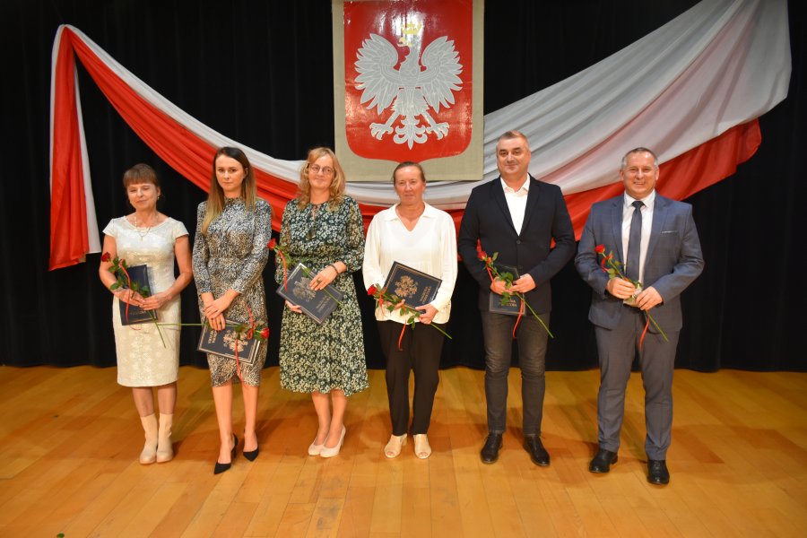 Nauczyciele z Samorządowego Zespołu Szkół w Bobrku, którzy otrzymali nagrody Dyrektora Szkoły.