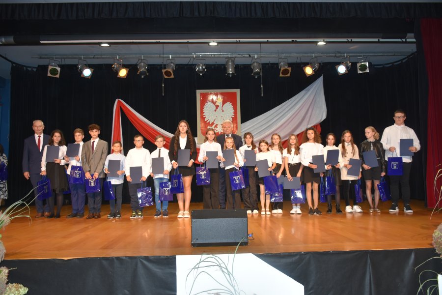 Uczniowie z Samorządowego Zespołu Szkół nr 1 w Chełmku, którzy otrzymali stypendium Burmistrza Chełmka.