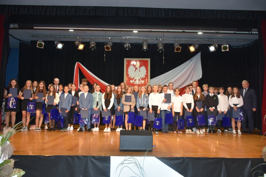 Uczniowie z Samorządowego Zespołu Szkolno – Przedszkolnego nr 2 w Chełmku, którzy otrzymali stypendium Burmistrza Chełmka.