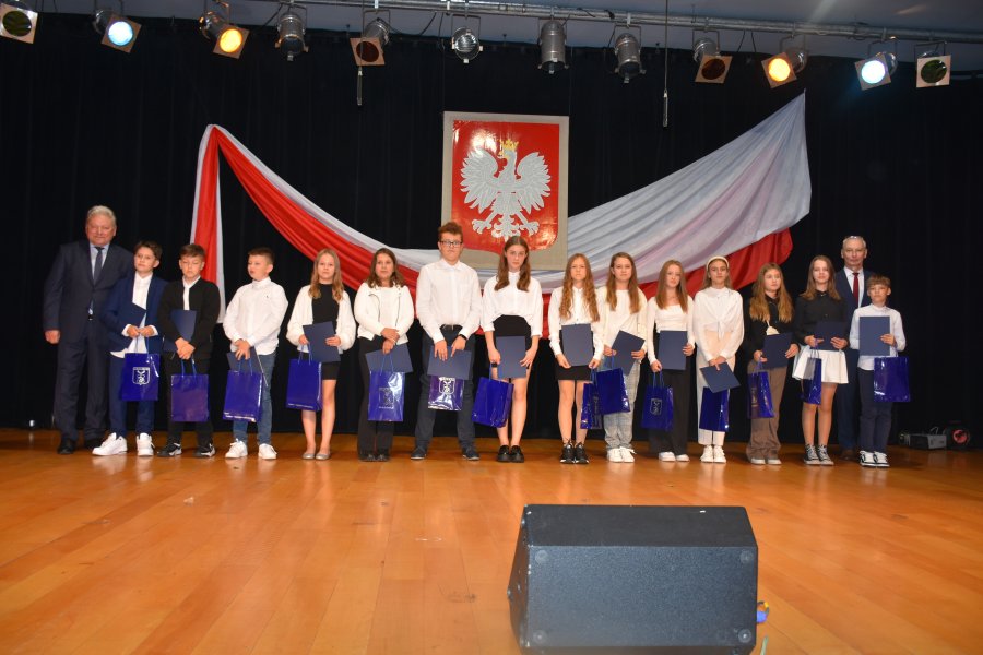 Uczniowie z Samorządowego Zespołu Szkół w Gorzowie, którzy otrzymali stypendium Burmistrza Chełmka.