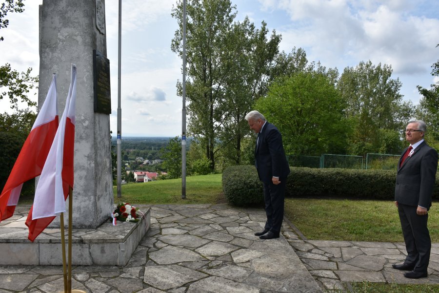 Obchody Dnia Solidarności i Wolności w Chełmku. Złożenie kwiatów pod Pomnikiem Grunwaldzkim.