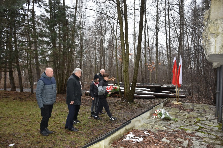 Złożenie kwiatów pod pomnikiem „Ofiar Faszyzmu” na Paprotniku w Chełmku.