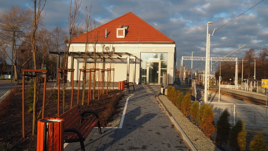 Przebudowany budynek dworca kolejowego w Chełmku.