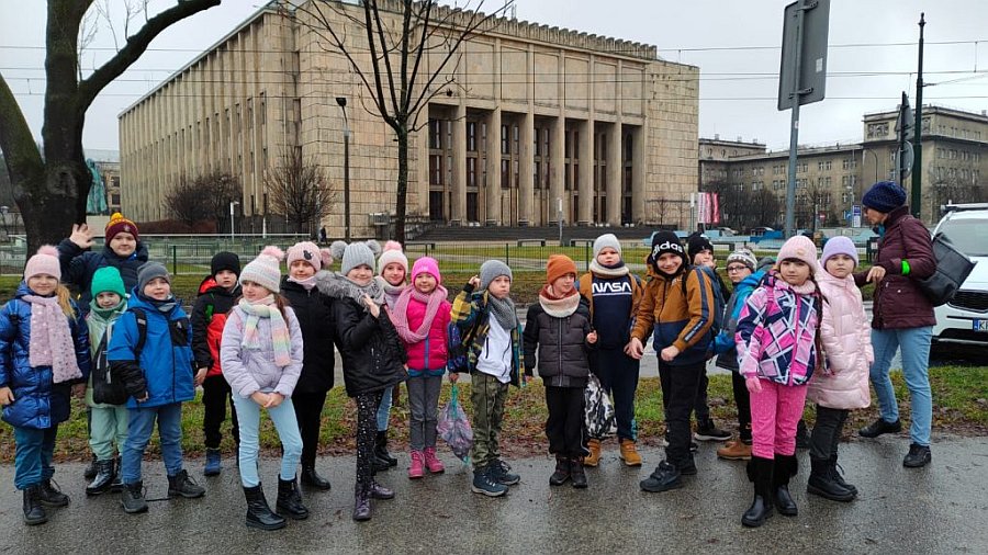 Uczniowie Samorządowego Zespołu Szkół w Bobrku przed budynkiem Muzeum Narodowego w Krakowie.