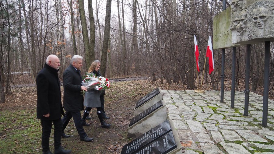 Złożenie kwiatów pod pomnikiem „Ofiar Faszyzmu” na Paprotniku w Chełmku.