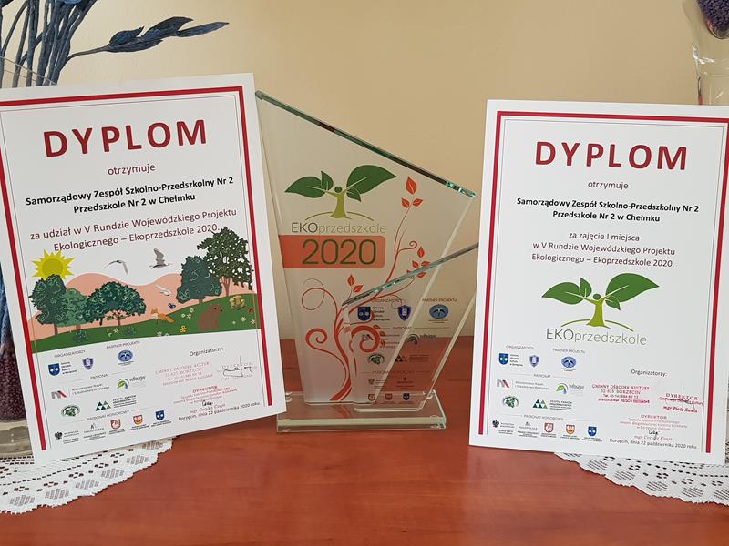 dyplomy oraz statuetka z udział i zajęcie I miejsca w Wojewódzkim Projekcie Ekologicznym EKOPRZEDSZKOLE 2020