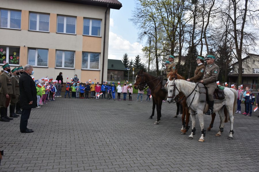 Ułani składają meldunek Burmistrzowi Chełmka.