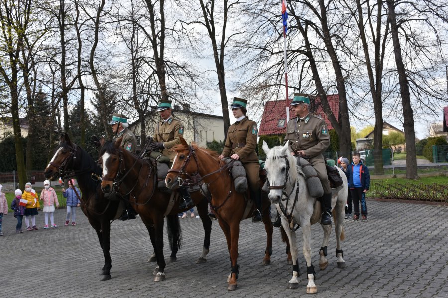 Ułani na placu przed Samorządowym Zespołem Szkół w Bobrku.
