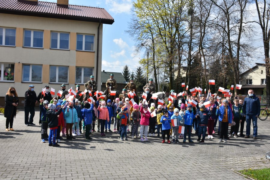 Zdjęcie pamiątkowe ułanów z dziećmi z Samorządowego Zespołu Szkół w Bobrku.