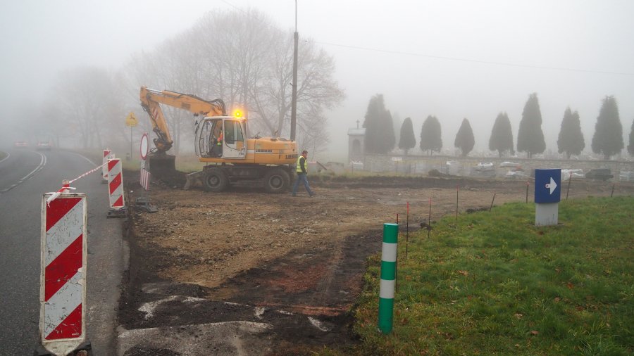 Roboty budowlane związane z przebudową ulicy Nadwiślańskiej w Bobrku.