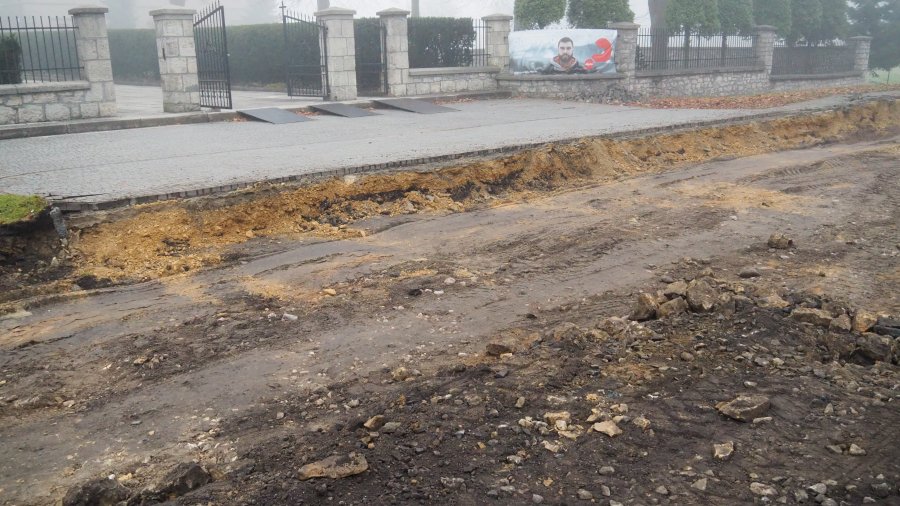 Roboty budowlane związane z przebudową ulicy Nadwiślańskiej w Bobrku.