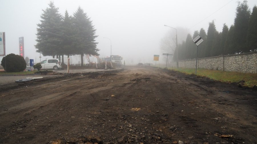 Roboty budowlane związane z przebudową ulicy Nadwiślańskiej w Bobrku.