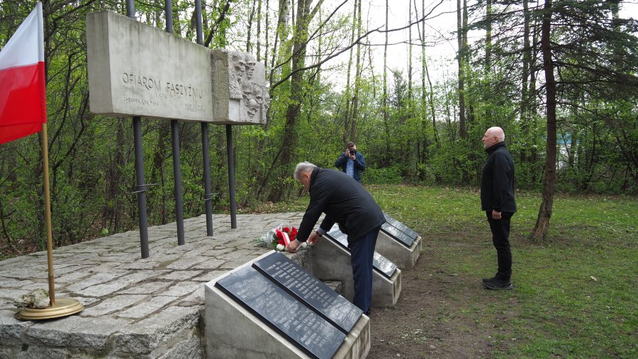 Burmistrz Chełmka Andrzej Saternus wraz z Dyrektorem MOKSiR w Chełmku Waldemarem Rudykiem składają kwiaty pod pomnikiem Ofiar Faszyzmu.