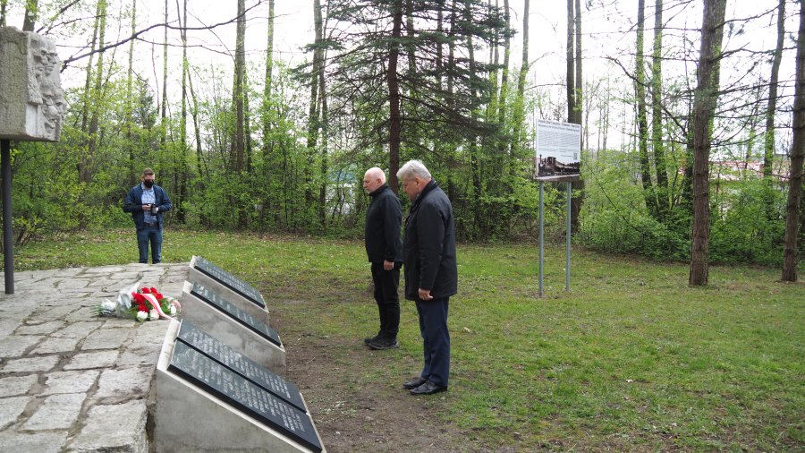 Burmistrz Chełmka Andrzej Saternus wraz z Dyrektorem MOKSiR w Chełmku Waldemarem Rudykiem pod pomnikiem Ofiar Faszyzmu.