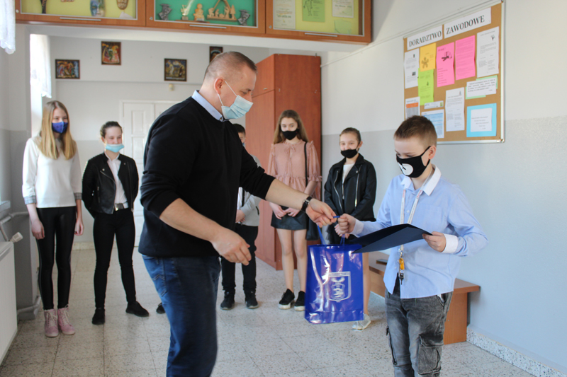 Stypendyści Samorządowego Zespołu Szkół w Bobrku.