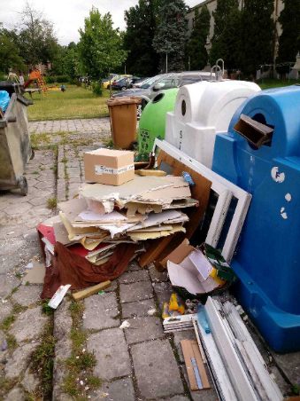 Zdjęcie obrazujące przypadek nieprawidłowego pozbywania się odpadów komunalnych.