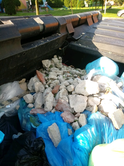 Zdjęcie obrazujące przypadek nieprawidłowego pozbywania się odpadów komunalnych.