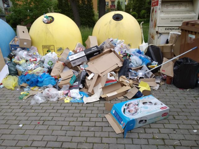 Zdjęcie obrazujące przypadek nieprawidłowego pozbywania się odpadów komunalnych.