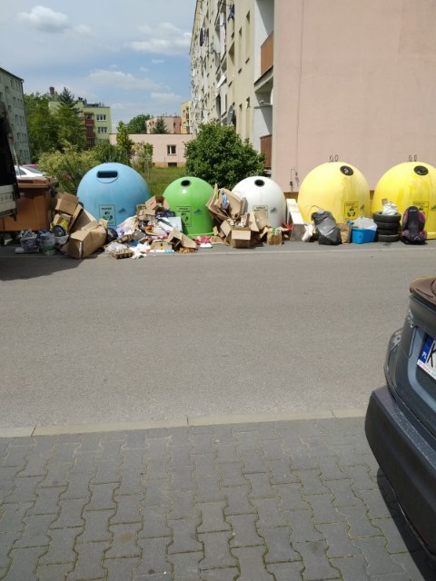 Zdjęcie obrazujące przypadek nieprawidłowego pozbywania się odpadów komunalnych.