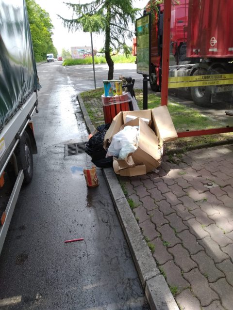 Zdjęcie obrazujące przypadek nieprawidłowego pozbywania się odpadów komunalnych.