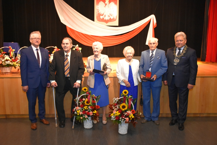 Zdjęcie przedstawiające pary podczas Jubileuszu Długoletniego Pożycia Małżeńskiego w Chełmku.