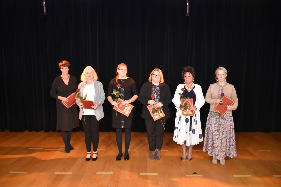 Nauczyciele z Samorządowego Zespołu Szkół nr 1 w Chełmku, którzy otrzymali nagrody Dyrektora Szkoły.