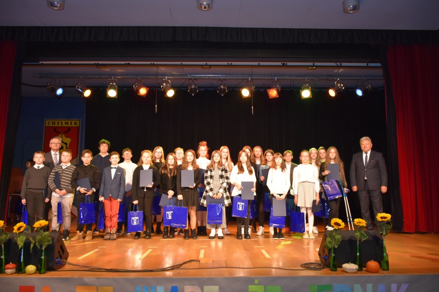 Uczniowie z Samorządowego Zespołu Szkolno – Przedszkolnego nr 2  w Chełmku, którzy otrzymali stypendia Burmistrza Chełmka.