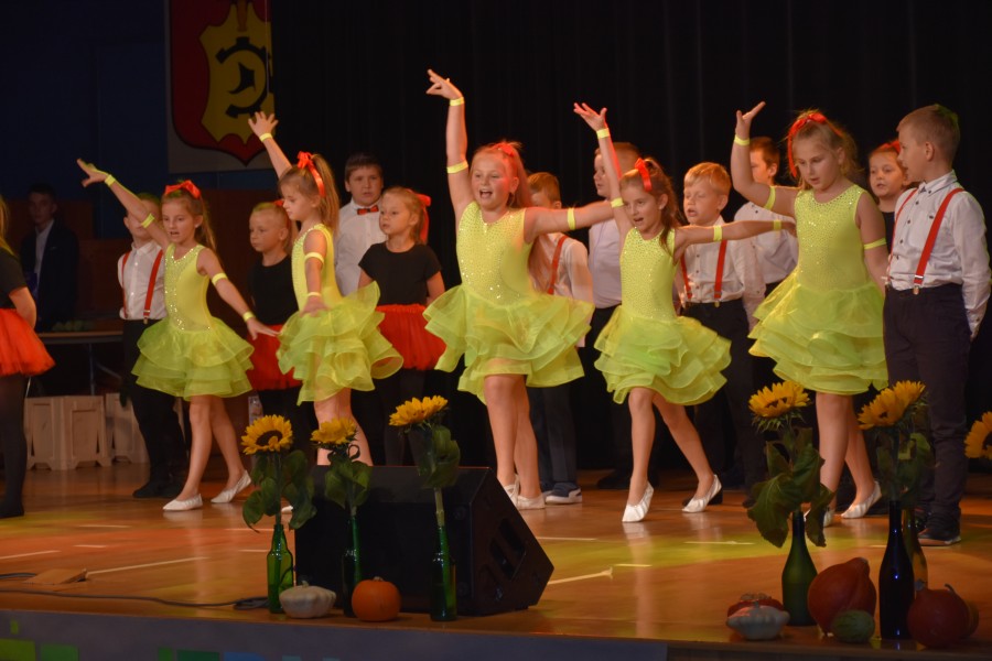 Występ uczniów z Samorządowego Zespołu Szkół im. Kardynała Adama Stefana Sapiehy w Bobrku.