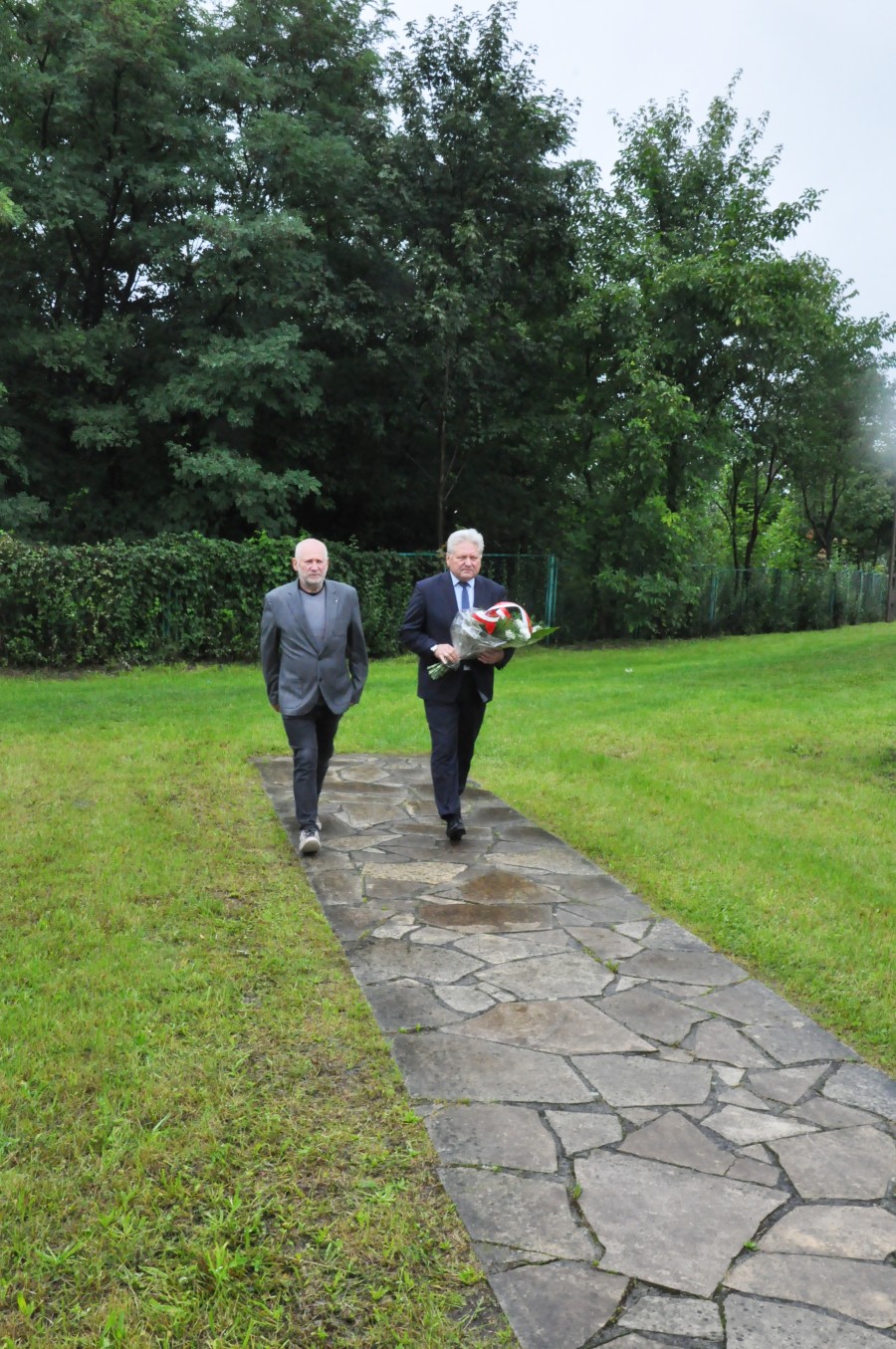 Burmistrz Chełmka Andrzej Saternus wraz z Dyrektorem MOKSiR w Chełmku Waldemarem Rudykiem składający kwiaty pod Pomnikiem Grunwaldzkim na wzgórzu „Skała”.